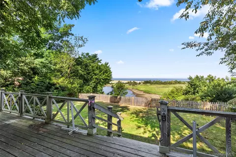 14 W Meadow Ln, Stony Brook, NY 11790