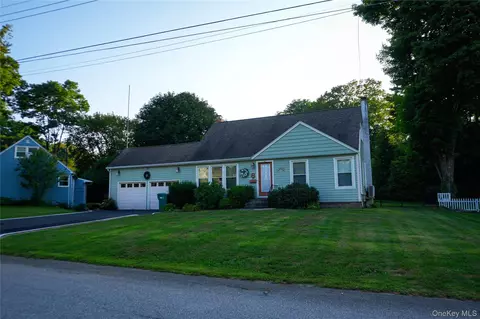 8 Willow Dr, Red Hook, NY 12571