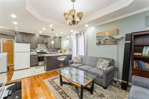 102-15 85th Dr, New York, NY 11418
