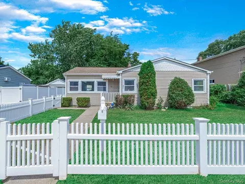 22 W Alhambra Ave, Lindenhurst, NY 11757