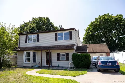 130 Balsam Ln, Levittown, NY 11756