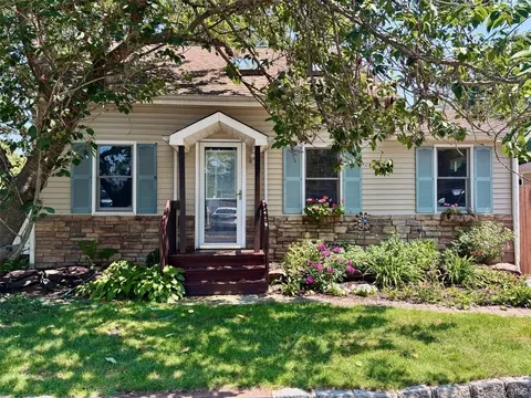1529 Carl Ave, Holbrook, NY 11741