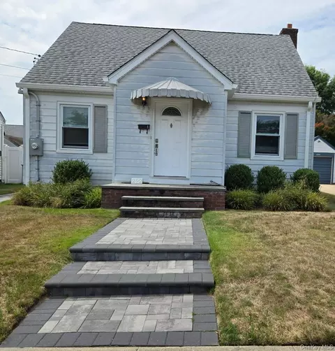 292 Madison St, Franklin Square, NY 11010