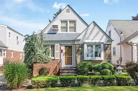 15 Stewart Ave, Stewart Manor, NY 11530