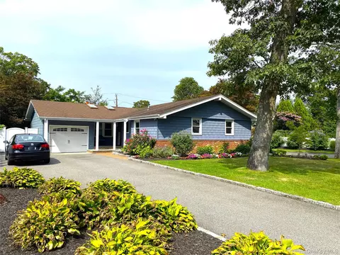 94 Eagle Ln, Hauppauge, NY 11788
