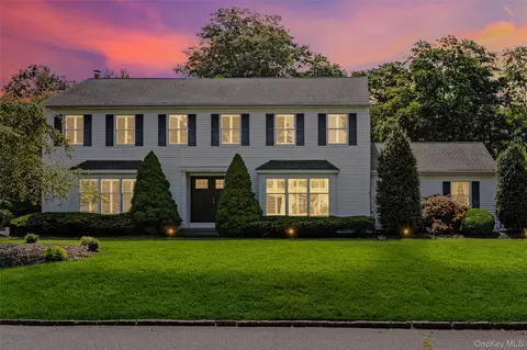 16 Mink Ln, Setauket, NY 11733