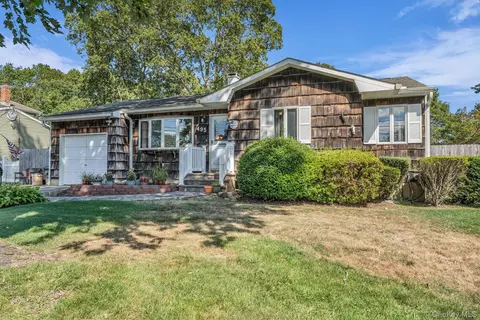 495 Renee Dr, Bayport, NY 11705