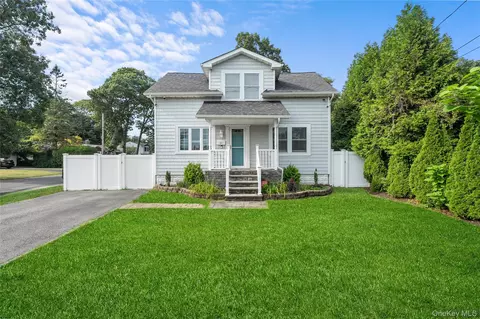 21 Adams St W, East Islip, NY 11730