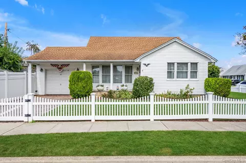 16 Washington Ave, Hicksville, NY 11801