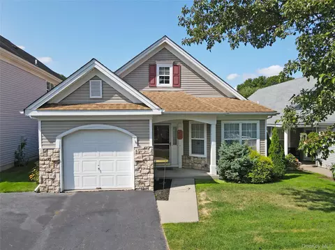 11 Ethan Cir, Middle Island, NY 11953