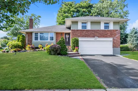 2001 Wellington Ct, North Hempstead, NY 11590