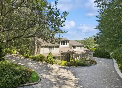 6 Hilltop Dr, Syosset, NY 11791