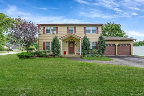 102 Camille Ln, Brookhaven, NY 11772