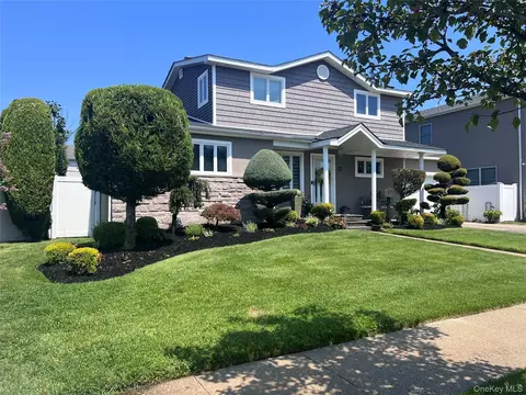 22 Peter Ln, Plainview, NY 11803