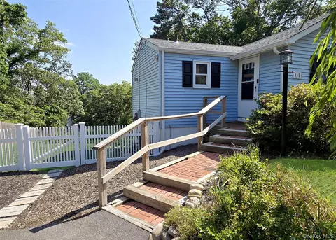 64 Park Dr, Rocky Point, NY 11778