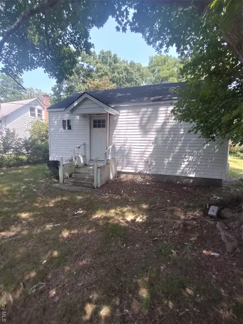 121 Woodland Dr, Mastic Beach, NY 11951