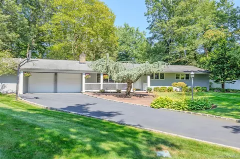 34 Cherry Ln E, Syosset, NY 11791