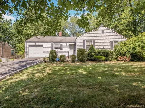90 Daisy Farms Dr, New Rochelle, NY 10804
