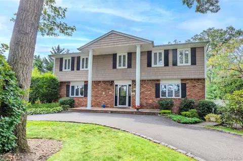 36 Southwick Ct S, Plainview, NY 11803