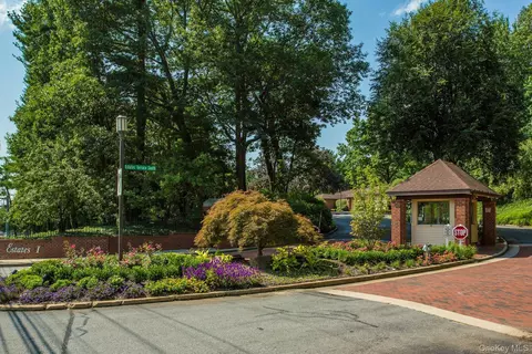 211 Hornbill Dr, North Hempstead, NY 11030