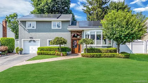271 N Kentucky Ave, Massapequa, NY 11758
