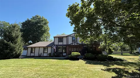 28 Saymor Dr, Clarkstown, NY 10954