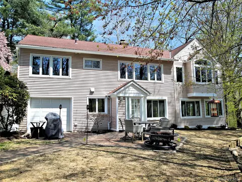216 Woodhampton Dr, Greenburgh, NY 10603