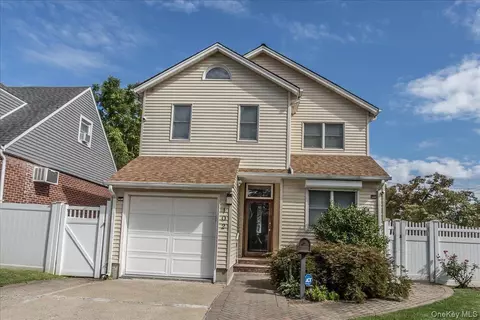 102 Vale Ct, Garden City Park, NY 11040