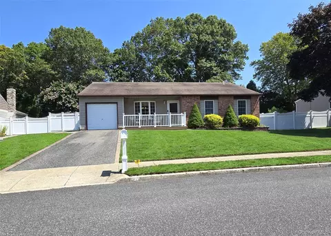 89 Live Oak Dr, Holbrook, NY 11741