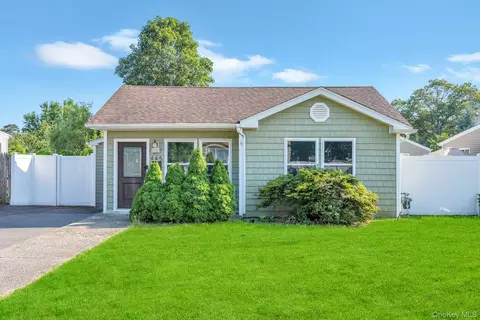 445 48th St, Lindenhurst, NY 11757