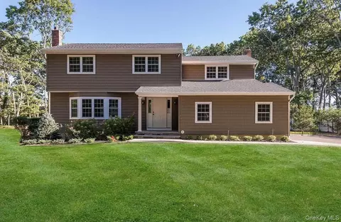 29 Thornwood Dr, Dix Hills, NY 11746