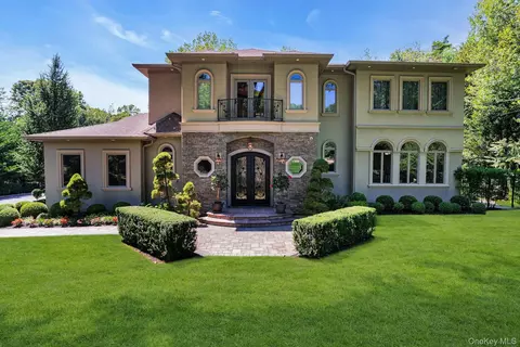 12 Redwood Dr, Dix Hills, NY 11746