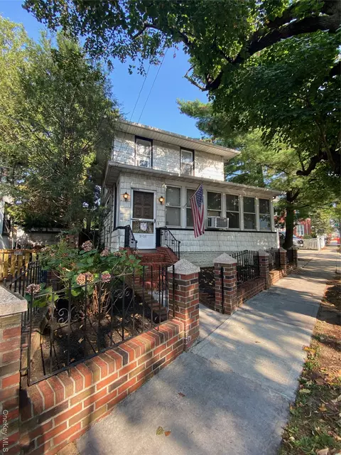 939 College Pl, New York, NY 11356
