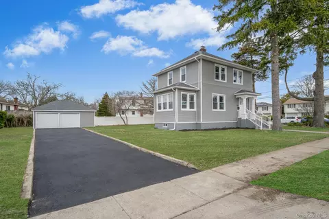 141 Park Ave, Lindenhurst, NY 11757