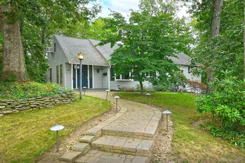 30 Tappen Dr, Melville, NY 11747