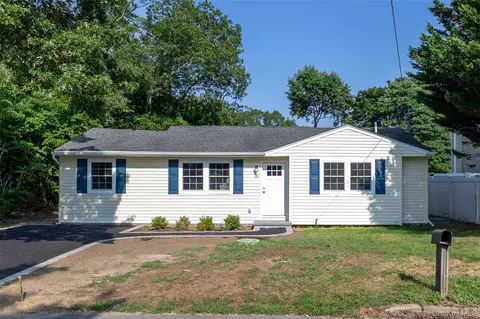 15 Maple St, Wyandanch, NY 11798