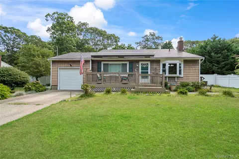 527 Lakeview Ave, Bayport, NY 11705