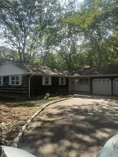 30 Sandy Ct E, Lake Grove, NY 11755