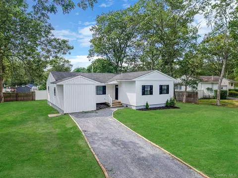 220 Peekskill Ave, Medford, NY 11763