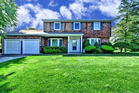 10 Laurel Rd, Oakdale, NY 11769