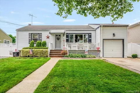 225 Granada Pkwy, Lindenhurst, NY 11757