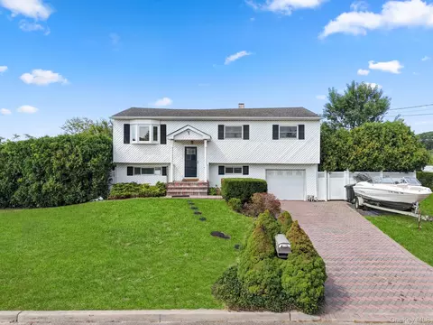 109 Remington Ave, Selden, NY 11784