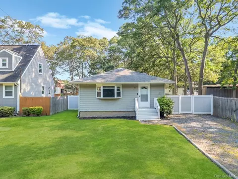 62 Eleanor Ave, Mastic, NY 11950