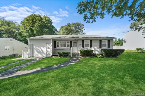 696 Bohemia Pkwy, Sayville, NY 11782