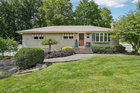 21 Linden Ct, Clarkstown, NY 10956