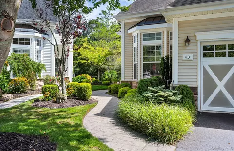 43 Applause Dr, Eastport, NY 11941