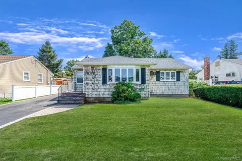720 Highview Ave, Westbury, NY 11590