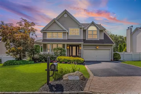 62 Oceanview Blvd, Manorville, NY 11949