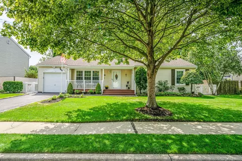 9 Pine St, Central Islip, NY 11722