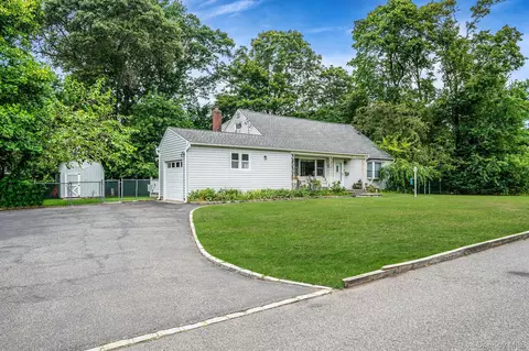 462 Bayport Ave, Bayport, NY 11705